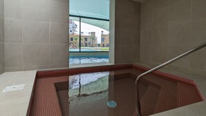 A modern indoor pool with a clear view of the outside. - ASTER sea & spa dúplex (Villajoyosa)