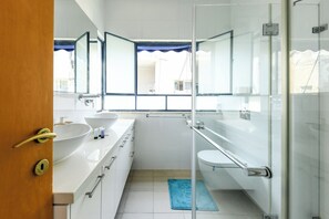 Shower, free toiletries, hair dryer, towels - Spacious 3BR Penthouse w Rooftop (Tel Aviv)