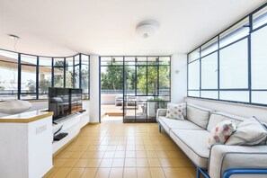 50-inch flat-screen TV with cable channels - Spacious 3BR Penthouse w Rooftop (Tel Aviv)