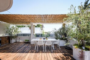 Outdoor dining - Spacious 3BR Penthouse w Rooftop (Tel Aviv)