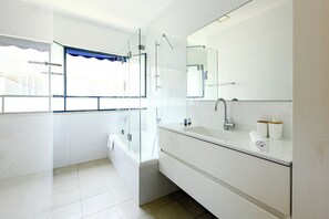 Shower, free toiletries, hair dryer, towels - Spacious 3BR Penthouse w Rooftop (Tel Aviv)