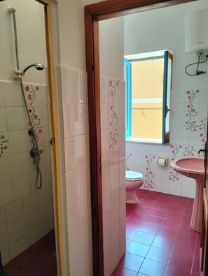 Séchoir à cheveux, serviettes fournies