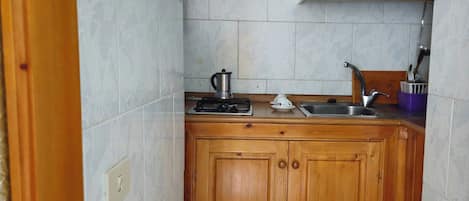 Réfrigérateur, tables à manger