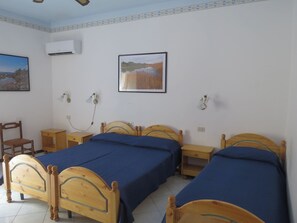 1 bedroom, desk, free WiFi - triple comfort (Lipari)