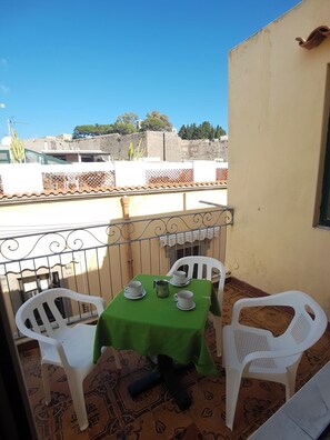 Outdoor dining - Apartment with sea view. (Lipari)