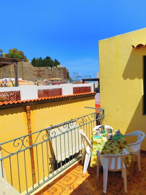 Outdoor dining - Apartment with sea view. (Lipari)