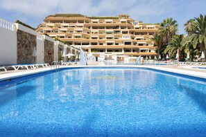 Een verwarmd zwembad