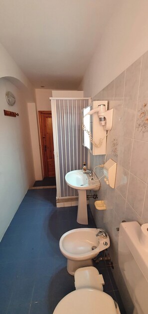 Sèche-cheveux, serviettes fournies