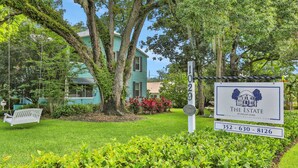 En skylt med fastighetsinformation för ”The Estate”, inklusive ett telefonnummer för kontakt.