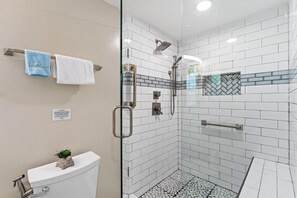 Dusche, Haartrockner, Handtücher, Shampoo