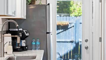 Frigorífico, microondas, cafetera o tetera y tostadora