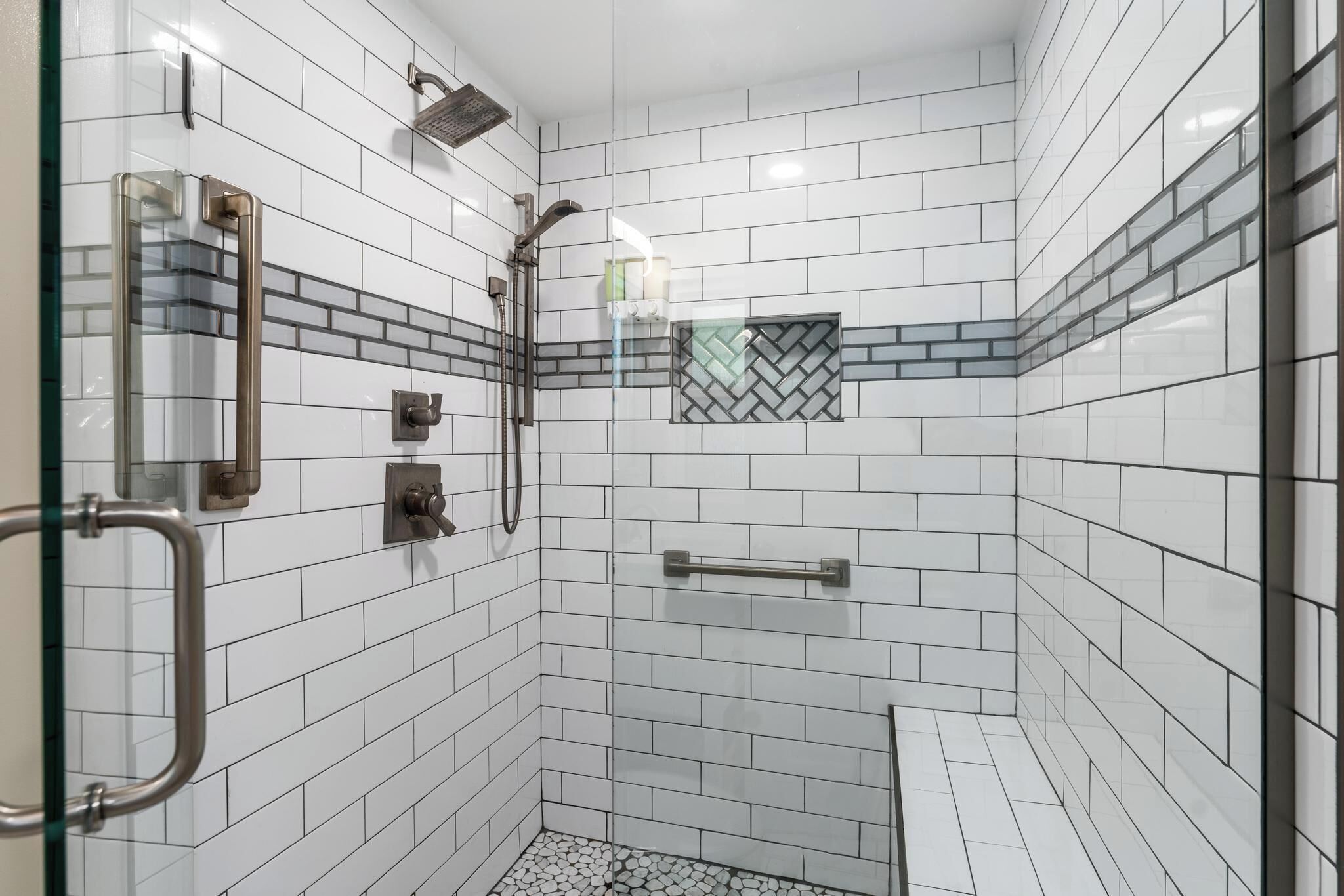 Chuveiro, secador de cabelo, toalhas de banho 