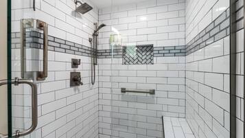 Chuveiro, secador de cabelo, toalhas de banho