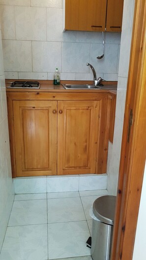 Frigorifero, pentole/stoviglie/utensili, tavolo da pranzo