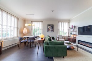 TV, fireplace - Picasso Serviced Apartment, Brand New, London (Greater London)
