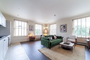 TV, fireplace - Picasso Serviced Apartment, Brand New, London (Greater London)