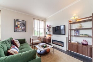 TV, fireplace - Picasso Serviced Apartment, Brand New, London (Greater London)