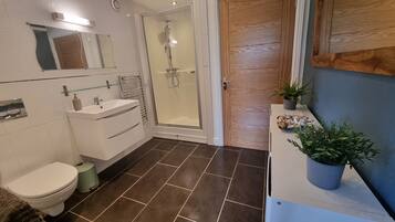 Appartement | Salle de bain | Douche, sèche-cheveux, serviettes fournies, papier toilette