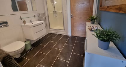 1-bed Apartment - Sleeps 2 & Private Parking