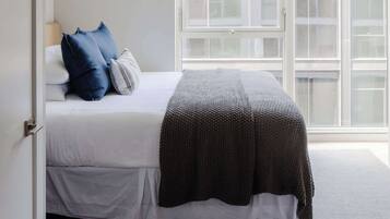 3 quartos, escrivaninha, ferros/tábuas de passar roupa, berço de viagem