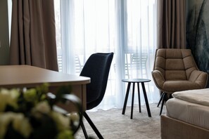 Työpöytä, kannettavalle tietokoneelle sopiva työtila, ilmainen Wi-Fi