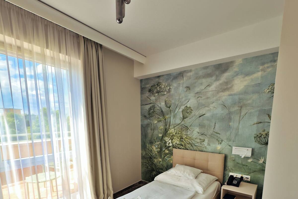 1 bedroom, desk, laptop workspace, free WiFi
