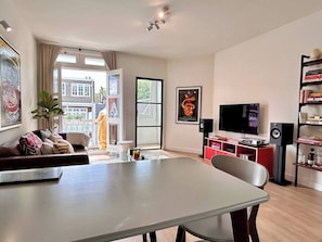 TV, DVD player, books, stereo