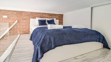 City Studio, 1 Double Bed with Sofa bed | Desk, iron/ironing board, free WiFi, bed sheets