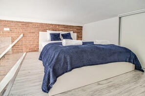 City Studio, 1 Double Bed with Sofa bed | Desk, iron/ironing board, free WiFi, bed sheets - RentPlanet - Apartament Łokietka (Wroclaw)