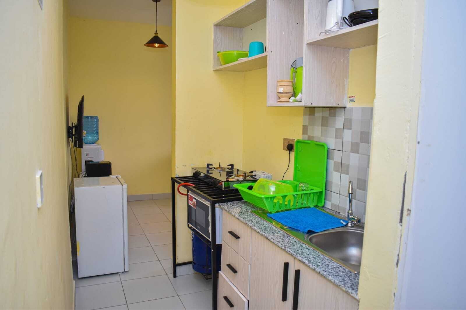 Departamento Elite | Cocina privada | Refrigerador, microondas y utensilios de cocina 