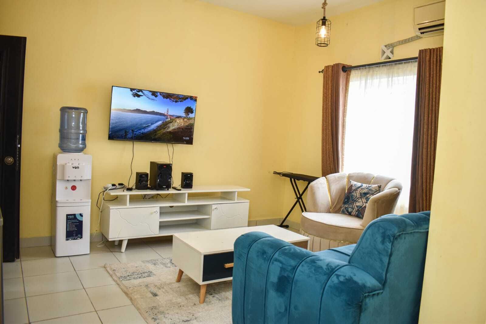 Departamento Deluxe | Área de sala de estar | Smart TV de 24 pulgadas con canales digitales 