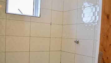 Apartemen Elite | Kamar mandi | Shower, pancuran hujan, perlengkapan mandi gratis, dan sandal