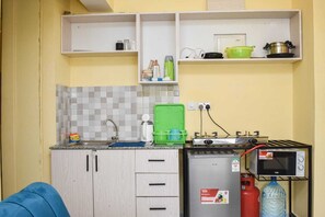 Deluxe Apartment | Private kitchen | Fridge, microwave, cookware/dishes/utensils - Lux Suites Buxton Point Apartments (Mombasa)