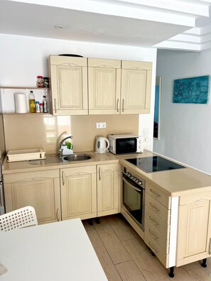 Kjøleskap, mikrobølgeovn, ovn og kokeplater