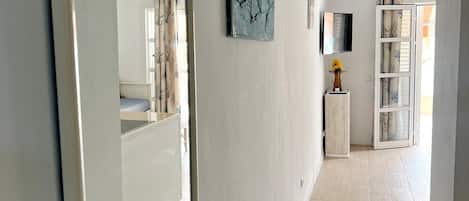 1 chambre, coffres-forts dans les chambres, fer et planche à repasser