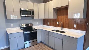 Kjøleskap, mikrobølgeovn, ovn og kokeplater