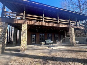 Outdoor dining - Two Floor Private Cabin (Franklin)