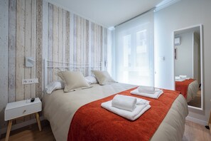 Ropa de cama de alta calidad y espacio para trabajar con laptop 