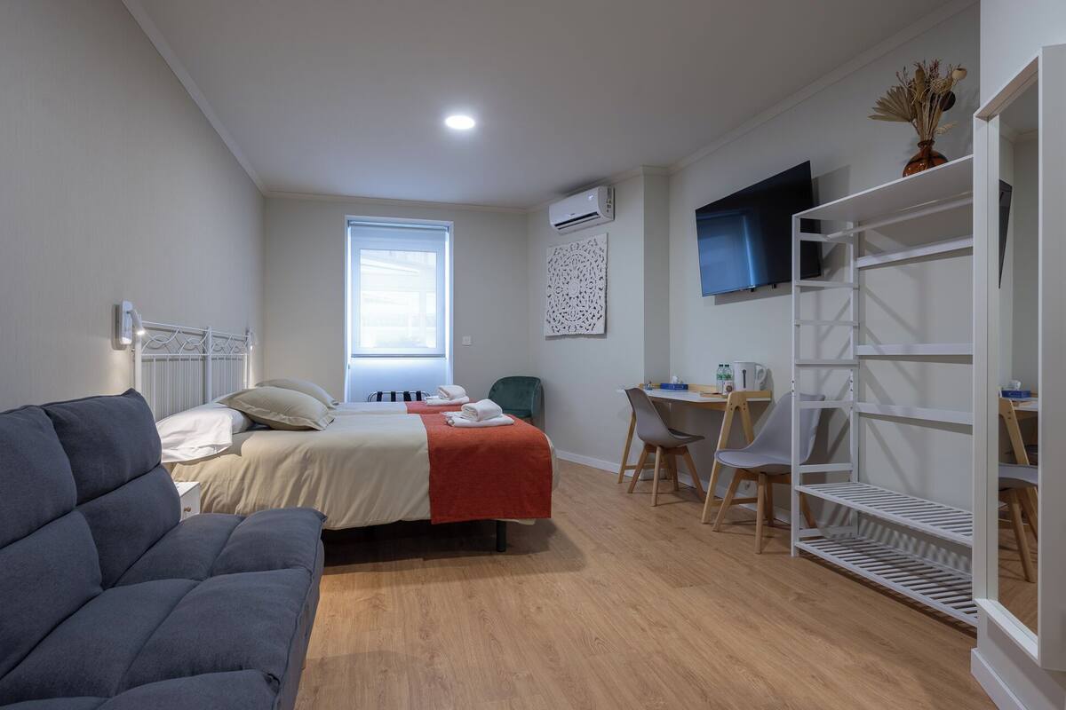 Habitación Deluxe con 2 camas individuales | Ropa de cama de alta calidad y espacio para trabajar con un portátil