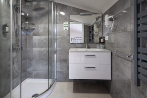 Basic Double or Twin Room | Bathroom | Shower, hair dryer, slippers, towels - Terra de Padrón Quality Rooms (Padron)