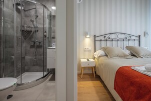 Habitación básica con 1 cama doble o 2 individuales | Ropa de cama de alta calidad y espacio para trabajar con un portátil