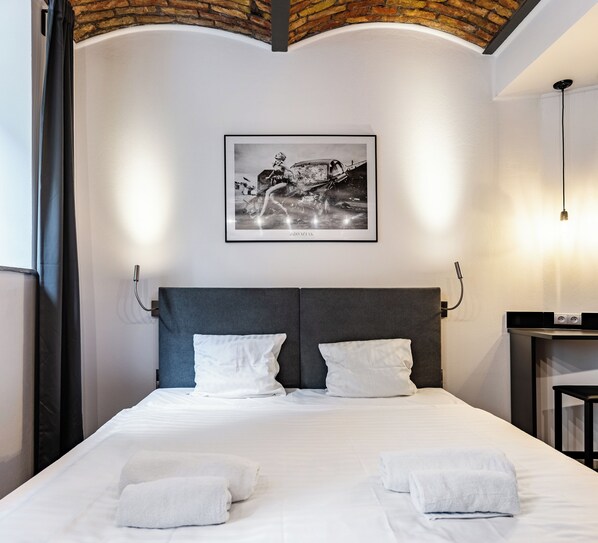 Basic Studio Suite, 1 Queen Bed | Iron/ironing board, free WiFi, bed sheets