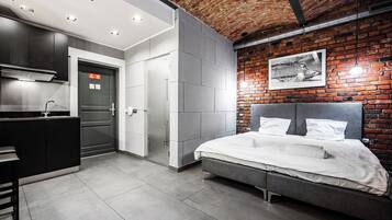 City Studio Suite, 1 Double Bed | Iron/ironing board, free WiFi, bed sheets