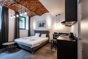 Tabla de planchar con plancha, wifi gratis y ropa de cama 