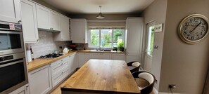 Private kitchen - 3-bedroom house in Castleknock close to shops, restaurants and transport (Dublin)