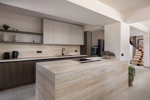 Køleskab, mikrobølgeovn, ovn, kogeplade