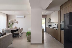 Réfrigérateur, four à micro-ondes, un four, surface de cuisson