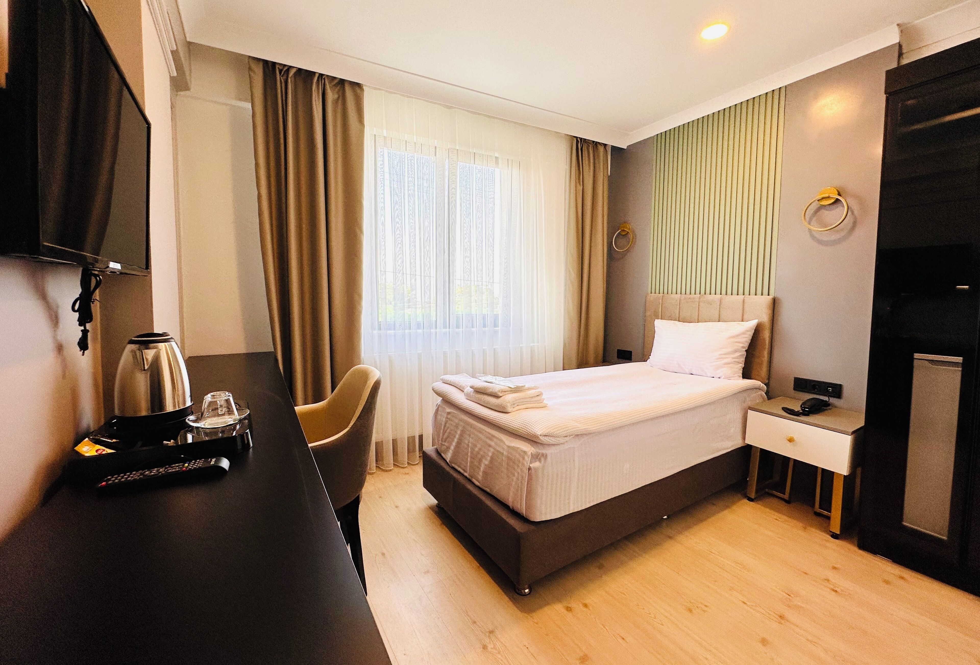 Hypo-allergenic bedding available, in-room safe, desk, laptop workspace
