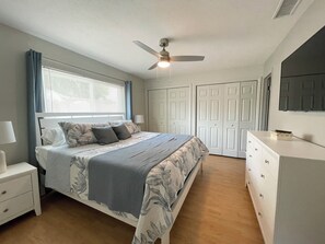 3 bedrooms, iron/ironing board, WiFi, bed sheets - Relax at Casa SRQ! This 3 bed 2 bath solar HEATED POOL is a private oasis! (Sarasota)
