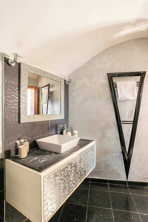 Haartrockner, Bidet, Handtücher, Seife